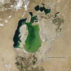 Los bordes negros muestran la extensión del mar de Aral en 1960