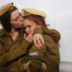 El beso y abrazo entre dos soldados israelíes durante un homenaje a los caídos en Jerusalén.