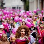 Las calles de Tilburg (Holanda) se han teñido de color rosa durante la celebración del 'Lunes Rosa' que homenajea a la comunidad homosexual.