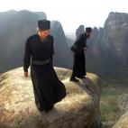 En lo alto de las montañas de Meteora se encuentran estos pintorescos monasterios construidos y habitados por monjes cristianos ortodoxos desde el siglo XIV hasta ahora. Hay un total de siete y se pueden visitar seis de ellos, cerrando solo uno...