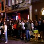 Ni mascarillas ni distancia de seguridad: así ha sido la primera noche de pubs abiertos en Reino Unido.