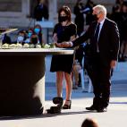  El Alto Representante para la Política Exterior y de Seguridad, Josep Borrell realiza una ofrenda floral en el pebetero central del Patio de la Armería durante el homenaje de Estado.