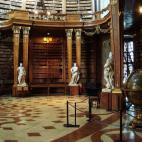 La Prunksaal fue mandada construir por Carlos VI entre 1723 y 1726. A día de hoy cuenta con más de 200.000 libros de entre 1501 y 1850 y tiene una cúpula de casi 30 metros de altura con frescos espectaculares. Ver más fotos de la biblioteca...