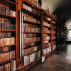 Esta biblioteca es prácticamente desconocida para la gran mayoría. Ya de por si el monasterio, del siglo XIII, es una auténtica maravilla: está junto al lago Lipno y todavía alberga una pequeña comunidad de monjes viviendo bajo su techo. S...