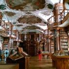 Esta es la biblioteca más antigua de Suiza y, posiblemente, la más impactante. Alberga unos 160.000 volúmenes y, entre todos ellos, hay un manuscrito del siglo VIII. Fue nombrada Patrimonio de la Humanidad en 1983. Los libros se tienen que co...