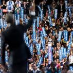 Asistentes a la Convención Demócrata aplauden a Barack Obama después de su discurso apoyando a la candidata Hillary Clinton.
