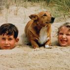 En lugar de un hueso enterrado, este perrito encontró un príncipe y una princesa.

En esta foto publicada en mayo de 2012 por el Palacio de Buckingham vemos al Príncipe Carlos y a la Princesa Ana en 1957, con su corgi en Holkham Beach, Norfol...