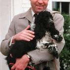 Richard Nixon con su perro "Checkers" en su casa de Spring Valley en Washington, DC.; la foto se tomó el 2 de julio de 1959. (AP Photo/ FILE)