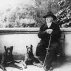 El Canciller de Acero y sus Caninos de Acero.

El canciller alemán Otto von Bismarck retratado el 13 de julio 1874. (AP Photo)