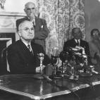 Truman decía que la "S" en su nombre no era la abreviación de nada. Pero todos sabemos que significaba "serpiente".

El expresidente Harry S Truman (1884 - 1972) en una conferencia de prensa negándose a aparecer ante el Un-American Activities...
