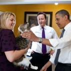 El primer ministro británico David Cameron le presenta al Presidente Barack Obama a su gato Larry, el 25 de mayo de 2011 en Londres, Inglaterra. (Official White House Photo by Pete Souza)