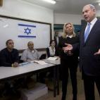 Benjamín Netanyahu, el actual primer ministro por el partido Likud, y su esposa Sara atienden a los medios antes de votar en su colegio de Jerusalén.