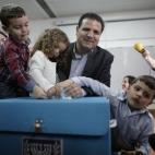 Ayman Odeh, líder de la coalición árabe que aspira a convertirse en tercera fuerza de Israel, vota acompañado de toda su familia en la ciudad norteña de Haifa.