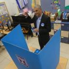 Moshe Kahlon, representante de Kulanu, del centro conservador, puede convertirse en llave de gobierno para ambos bloques, el progresista y el de ultraderecha. En la imagen, votando en Haifa.