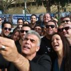 Yair Lapid, ex ministro de Economía, y su esposa Lihi posan para un "selfie" con simpatizantes en Tel Aviv.