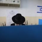 Un judío ultraortodoxo vota en un colegio del centro de Jerusalén.