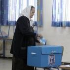 Una señora árabe vota en un colegio de Haifa, una ciudad de población mixta en el norte del país.