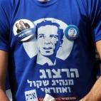 Un seguidor de la Unión Sionista, favorita en las encuestas, en un colegio electoral de Tel Aviv.
