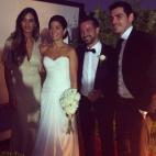 El día que se casaba Iniesta, Iker y Sara andaban en otro sarao, la boda de sus amigos Vicky y Javichi, según contó Casillas en su Facebook. Esto fue días antes de que la periodista se pelease con paparazzis.