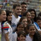 Iker Casillas acumula muchos kilómetros en sus vacaciones. Ha viajado a Venezuela para participar en varios actos con chavales en Caracas. Lo hizo con el patrocinio de un banco español, con el que días antes también estuvo en otro acto en Ho...