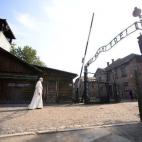 El papa Francisco, durante la celebración de la JMJ en Polonia, visita el campo de concentración de Auschwitz. Las letras de la puerta de entrada rezan 'Arbeit macht Frei' (El trabajo os hace libres).