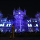 La estación de ferrocarril de Chhatrapati Shivaji, iluminada con tonos azules con motivo de la celebración del Día Internacional del Autismo, en Bombay (India).