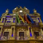 La fachada del Ayuntamiento de Pamplona, entre otros edificios públicos de la capital navarra, se ha iluminado esta noche de azul para conmemorar la Semana del Autismo.