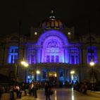 Vista del Palacio de Bellas Artes (Ciudad de México) iluminado de azul para conmemorar el Día Mundial de la Concienciación del Autismo.