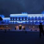 El Palacio de Mónaco iluminado en azul la noche pasada en honor al Día Mundial de la Prevención del Autismo.