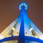 Los 338 metros de la Torre de Macao (China) se han teñido de azul para sensibilizar sobre el problema del autismo.