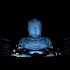 El Gran Buda de Hyogo (Japón) se ha unido a otros 2.000 edificios alrededor del mundo y se ha teñido de azul con motivo del Día del Autismo.