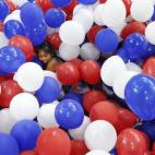 Karla Ortiz se zambulle entre los globos durante la Convención Demócrata de Philadelphia.