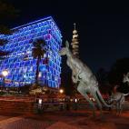 El Ayuntamiento de Perth (Australia), iluminado de azul la noche pasada.