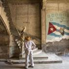 'Por eso decimos ¡Patria o muerte!' la cita de la revolución de Cuba que puede leer un turista en el muro de la entrada de un emblemático restaurante en La Habana, Cuba.