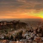 Y, para acabar, ¿qué tal disfrutar de la puesta de sol? Pero no se trata de una puesta de sol cualquiera… El granadino barrio de Albaicín te pondrá los pelos de punta con sus espectaculares vistas a la Alhambra y a todo Granada. De hecho, ...