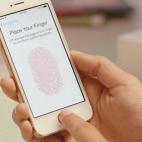 O sensor de impressões digitais Touch ID é a melhor inovação trazida pelo iPhone 5s. Ele deverá estar também no iPhone 6, com uma novidade importante: no novo sistema iOS 8, apps de terceiros também vão poder usar o Touch ID. O sensor po...
