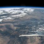 Humo marrón espeso se eleva desde el oeste de Estados Unidos en esta imagen tomada desde la Estación Espacial Internacional (EEI). Corresponde al incendio de West Fork del 19 de junio, la amalgama de tres incendios diferentes que ardieron dura...