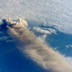 Los astronautas de la Estación Espacial Internacional tomaron esta imagen el 18 de mayo durante la erupción del Pavlof, un volcán en Alaska.
