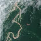 Clinton Jenkins de la Universidad de Carolina del Norte recibió en julio de 2013 un aviso de que había signos de deforestación encubierta en la región Loreto de Perú. Investigó imágenes adquiridas desde los satélites Landsat 7 y 8, busca...