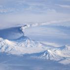 Esta instantánea, tomada por los astronautas de la EEI el 16 de noviembre, muestra la erupción del volcán Kliuchevskoi, en la península de Kamchatka (Siberia oriental, Rusia). Alrededor y al fondo pueden verse otros volcanes, entre ellos Us...