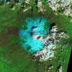 El volcán italiano Etna entró en erupción el 19 de febrero, y el satélite EO-1 captó el momento. La imagen presenta colores de diferentes sensores para distinguir la lava (rojo), la nieve (azul aguamarina), las nubes (blanco) y el bosque (v...