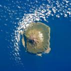 La isla volcánica Tristan da Cunha se encuentra en el Atlántico sur en una de las zonas más remotas del mundo; la masa de tierra más cercana es el extremo más al sur de África, a 2.800 kilómetros. Es un territorio de ultramar británico c...