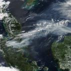 El 19 de junio, los satélites Terra y Aqua capturaron imágenes de quemas ilegales de rastrojos y terrenos en la Isla de Sumatra (Indonesia). Medios locales informaron que la nube de humo descendió en la capital del país vecino, Singapur, lo ...