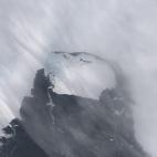 Entre el 9 y el 11 de noviembre, un gran iceberg se separó de la parte delantera del glaciar de la Isla de Pinos, en la Antártica. El Iceberg B-31 se mueve hacia el océano a gran velocidad y el agua marina se cuela entre ambos cuerpos y agran...