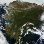 El 17 de junio el satélite Terra sobrevoló Alaska y consiguió una imagen inusualmente clara de la región, normalmente oscurecida por nubes, niebla y otros fenómenos. El momento dejó a la vista una vasta extensión de bosques verdes y maciz...