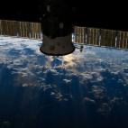 Nubes de tormenta vistas desde donde nunca las vemos. La foto fue tomada el 4 de julio por uno de los miembros de la Expedición 36 de la Estación Espacial Internacional. El pequeño espacio con reflejos del sol queda parcialmente oculto por un...