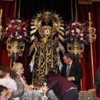 La alcaldesa de Madrid, Ana Botella, besa los pies del Cristo de Medinaceli.