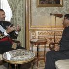 El rey conversa con el embajador de la India.