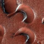 Estas dunas con grandes agujeros de erosión se formaron durante el último invierno en Marte. Es probable que sean consecuencia de la descongelamiento de dióxido de carbono. (HiRISE Science Team)