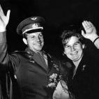 Gagarin, junto a la primera mujer en viajar al espacio, Valentina Tereshkova